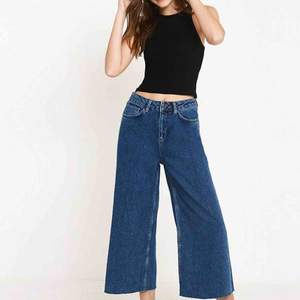 Jättefina vida jeans från Urban outfitters! Slitna i botten och bra skick. Säljer pga att dom är för små:)