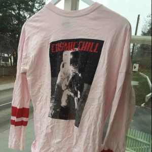  - Jättefin tröja med månlandningen på! Så cool, men tyvärr inte kommit till användning.. helt i nyskick. Skriv för bilder på eller frågor :)