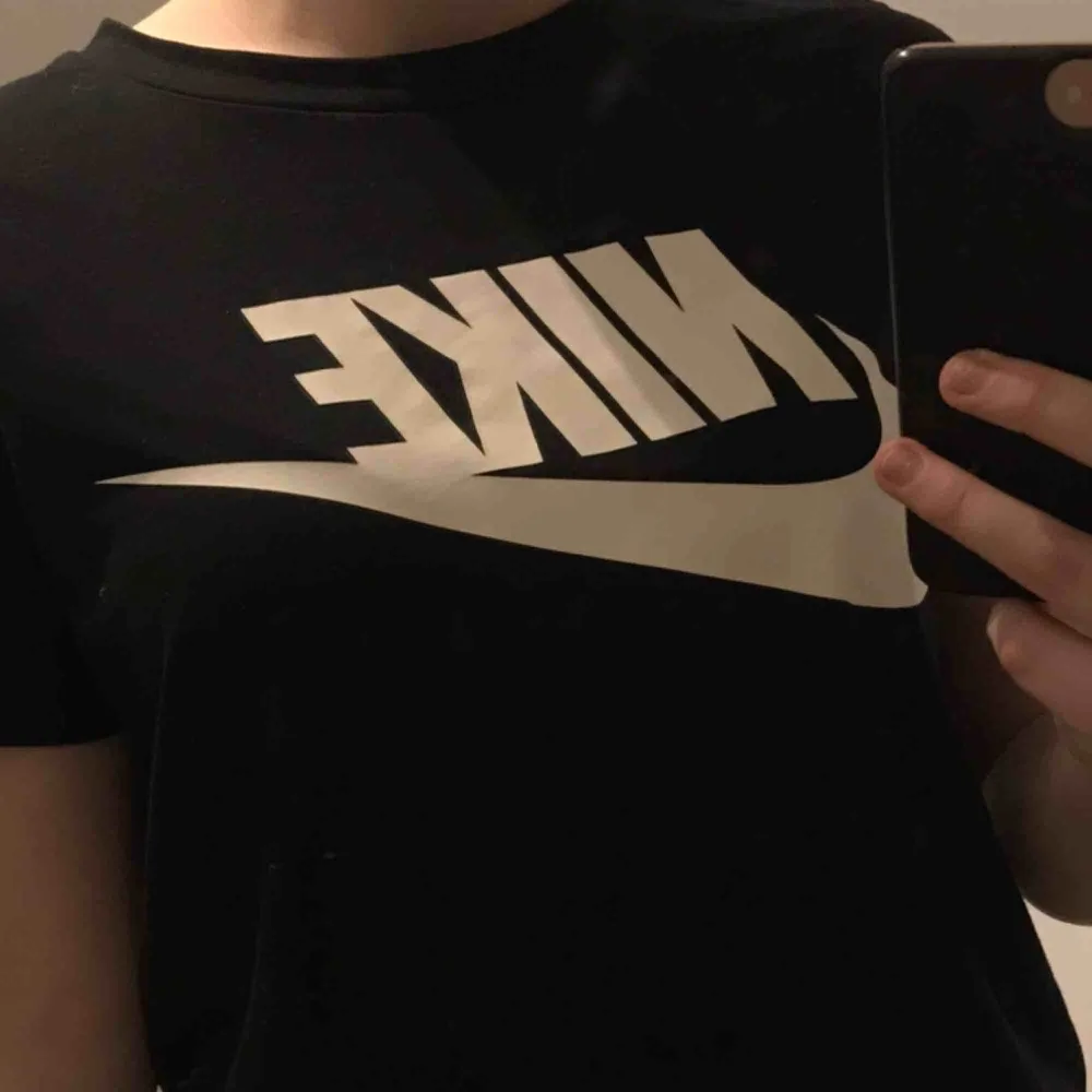 En fin svart Nike t-shirt☺️ Är i bra skick och säljer för 50kr + frakt!. T-shirts.