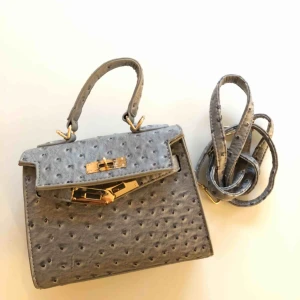 - Väska från Josefin Lavold x CROSSBODY. endast använd på denna bild. Köparen står för frakten. 50kr eller 63kr spårbart :) 