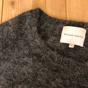 Stickad tröja - Finstickad tröja från second Female! Jättefin😍 storlek m men passar lika bra till en S  Köparen står för frakt