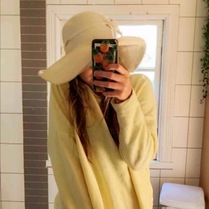  - Använd ett fåtal ggr men var ett tag sedan eft jag har plagg jag väljer före! Storlek M men passar även xs-s med en oversized modell. Mötas upp i Stockholm annars står köparen för frakt! 