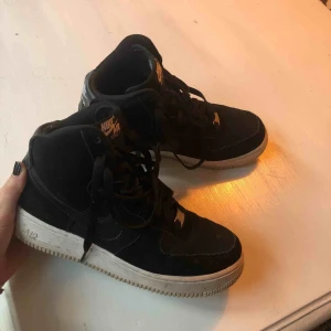  - Höga, svarta Air force 1 med vit sula🖤 väldigt varsamt använda+ sulan går att tvätta lite bara så kommer dom bli så gott som nya🤩