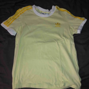  - Världens snyggaste adidas t-shirt, använd 1 gång 
