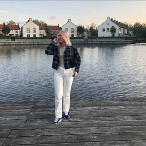  - Säljer mina favvis jeans från Weekday, modell Row. Säljer pga för små 😓 passar mig i längden som är 1,68. Små i storleken!! Storlek 27/32