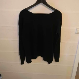  - Stickat tröja st S/M strass på ena armen