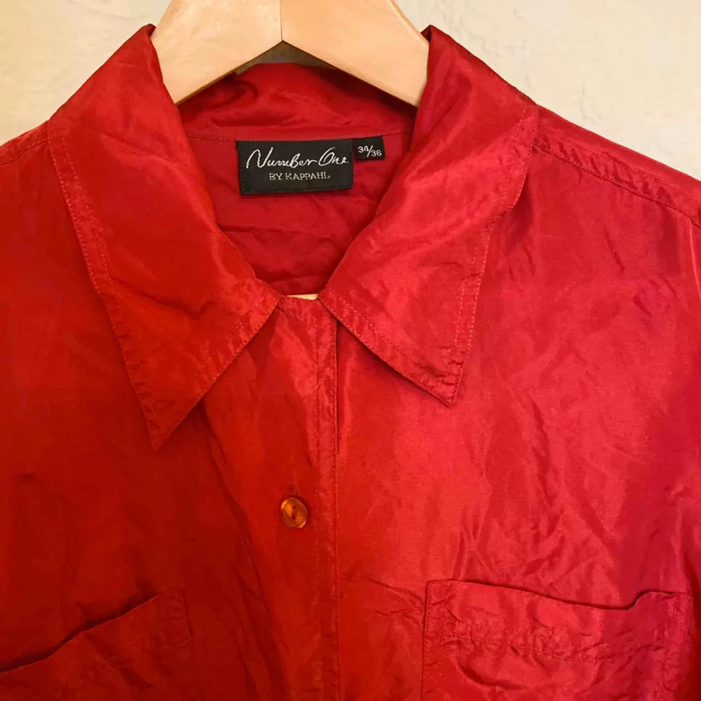 Röd silkesskjorta. +frakt. Skjortor.