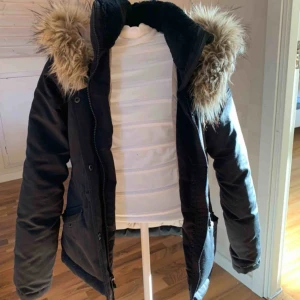 Hollister vinterjacka - Fodrad vinterjacka från Hollister. Köpt förra vintern för 1200, säljer för ca 800kr. Använd några gånger men nästan som ny. Pälsen kan tas av och på.