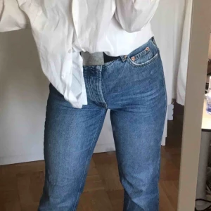  - Riktigt fräscha, omformade, raka jeans som tyvärr är för långa för mig. Skitsnygga! Möts upp i Stockholm annars står köparen för frakten.