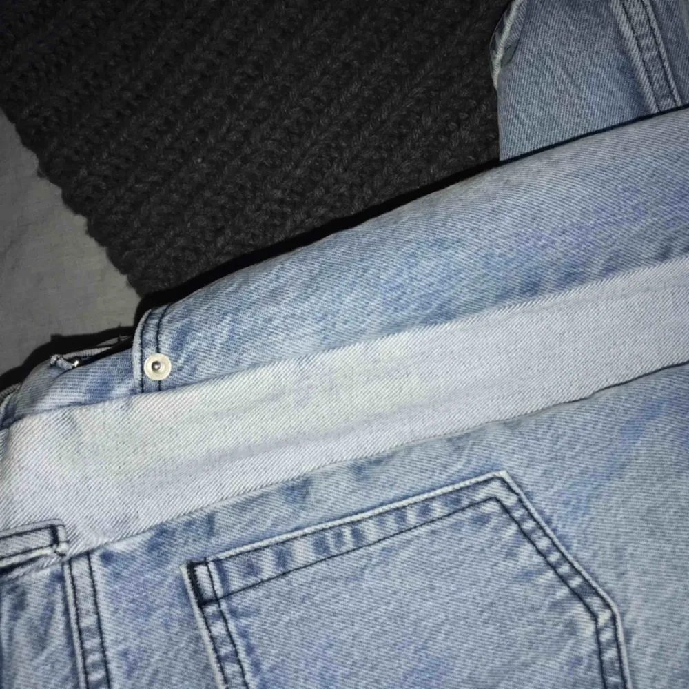 Snygga straight fit jeans med kontrastsöm. . Jeans & Byxor.