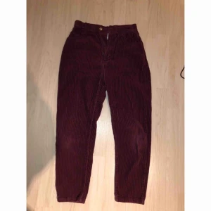  - Vinröda manchesterbyxor. Fint skick. Står att det är storlek XS men de är ganska uttöjda i midjan, men funkar fint med ett skärp. Säljer för att dom är för korta för mig (är 172cm). Köparen står för frakt men kan mötas upp i Örebro! :) 