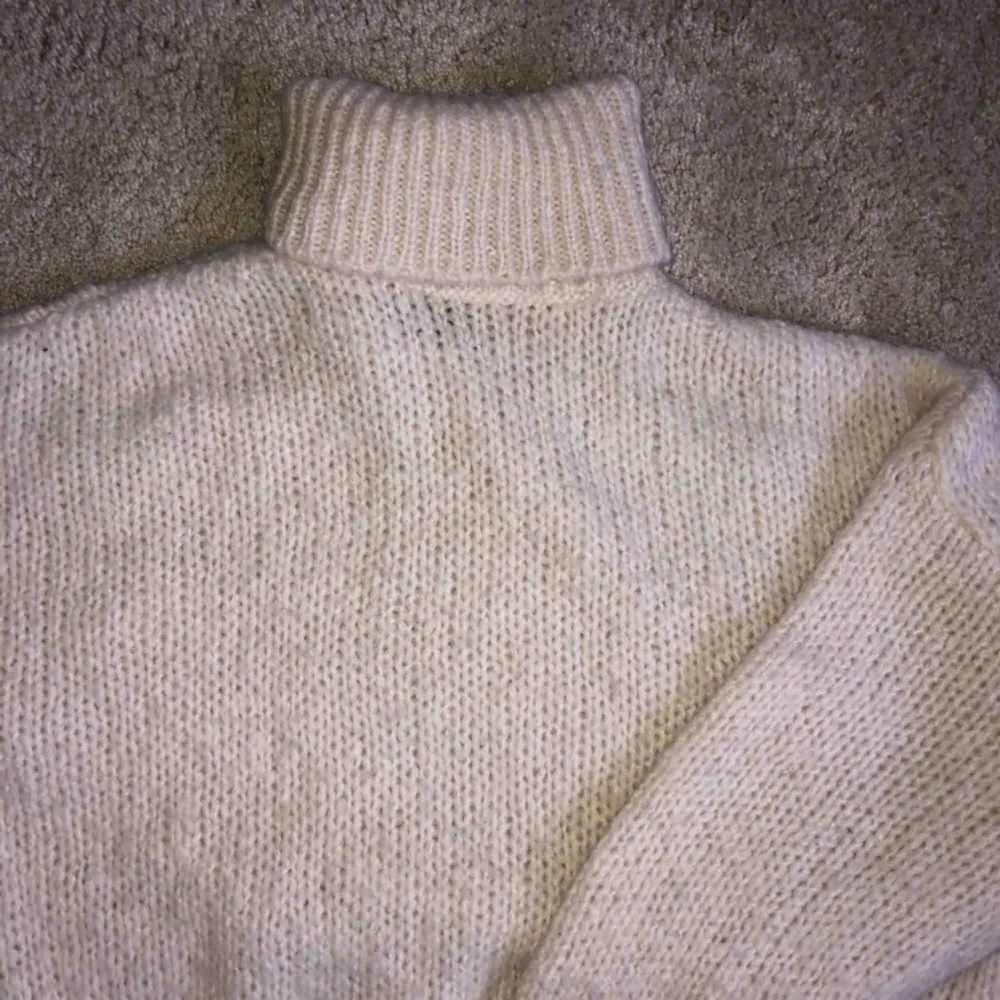 Stickad tröja från chiquelle lite kort i modellen o så fin till vintern, köpt för 500kr. Har knappt använt den så tänkte att den gör mer nytta någon annan stans💖. Stickat.