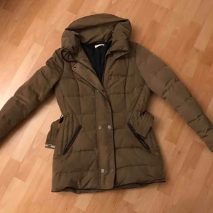  - Beige jacka med bälte, perfekt för höstväder eller för en mildare vinter. Jag har använt den väldigt lite så den är nära nyskick. Passar storlek 36-38. Köparen står för fraktkostnaden.