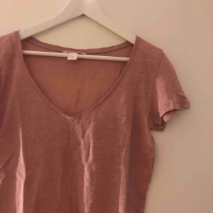  - T-shirt i linne från hm. Fint skick