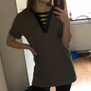  - Superfin Guess-tröja i bra skick, endast använd ett fåtal gånger. Oversized i modellen och i sweatshirtmaterial. Köparen står för frakten. 