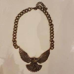 Halsband - Sjukt vackert guldigt halsband föreställande en örn! Aldrig använt (tyvärr) :(