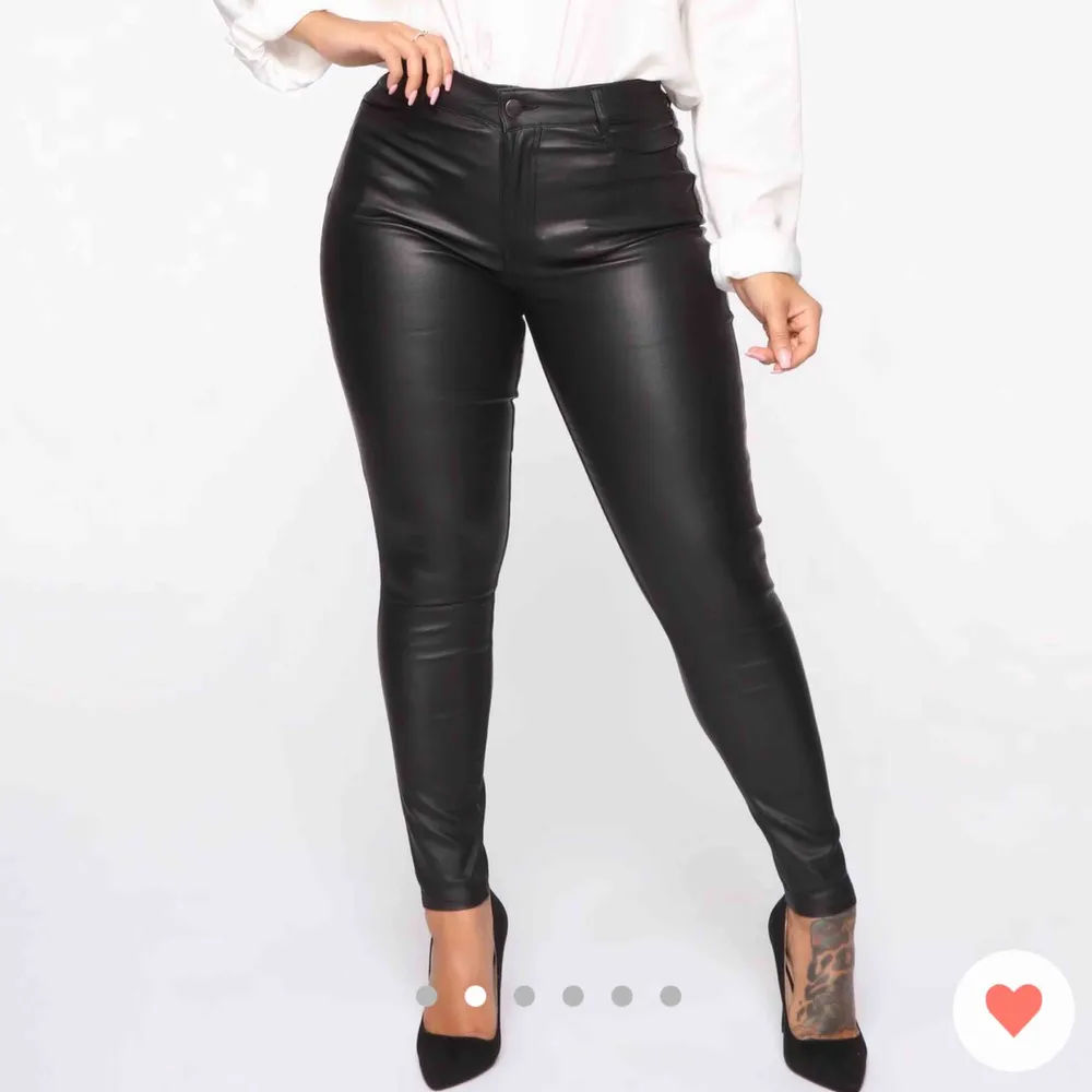”Not Sorry High Rise Pants” i storlek S från Fashion Nova! (Högmidjade faux skinnbyxor) Helt nya i förpackning, säljes pga för stora för mig som har strl 34! (Passar mer 36/liten 38)❗️Frakt tillkommer❗️(Nypris (200kr+150kr frakt+110kr tullavgift). Jeans & Byxor.