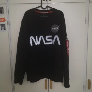  - Alpha industries tröja med reflekterande logga. Taggen på armen är lite trasig men sitter fortfarande säkert på ärmen. Priset kan diskuteras.