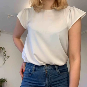 Vit blus - Superfin vit blus. Passar bra till studenten/skolavslutningen, vardag eller fest. Delar på frakten. 🦢🦢🦢