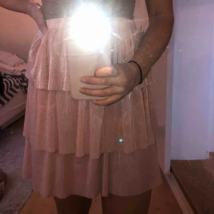  - Super söt rosa glittrig kjol från NA-KD. ”Layer Metallic Mini Skirt” i storlek xxs. Kostar 499kr på hemsidan. Säljer pga blir aldrig använd. Helt nyskick med lappen kvar. Köparen betalar frakten.