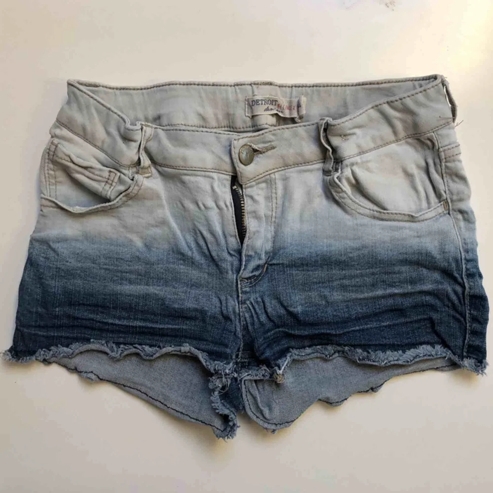 Tonade blåvita jeans shorts i storlek 164 men passar även XS. Inga fläckar eller liknande. Köparen betalar frakten. Shorts.