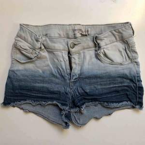Tonade blåvita jeans shorts i storlek 164 men passar även XS. Inga fläckar eller liknande. Köparen betalar frakten