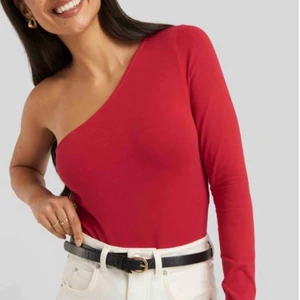  - Röd oneshoulder body från nakd. Aldrig använd. Frakten är inkluderad i priset! 