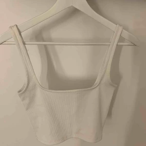  - en vit party/sommar topp som har använts endast 2 ggr. den är i mycket bra skick.  storlek S