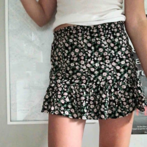  - sååå gullig volangkjol:)) köpt förra året och knappt använd!! storleken är inte jätteprecis, då den är stretchig i midjan. den har två lager tyg, så den är inte genomskinlig elr nåt:) 🍒FRAKT 45kr🍒