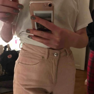  - Säljer mina jätte fina rosa manchester byxor från vero moda då de helt enkelt inte kommer till så stor användning. Men skulle säga att de mer är strl 36 än 34. Kan frakta mot att köparen betalar feakt:) nypris 400kr💘