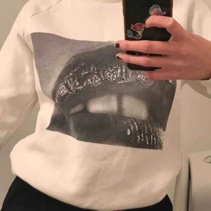  - Jätte snygg tröja från Gestuz med svartvitt fotto print!perfekt nu i vinter! Original pris 800kr.     