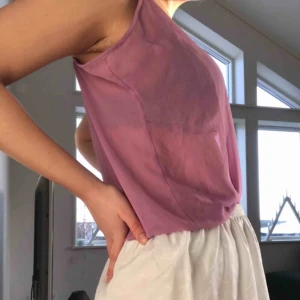  - Genomskinligt lila linne. Oanvänt