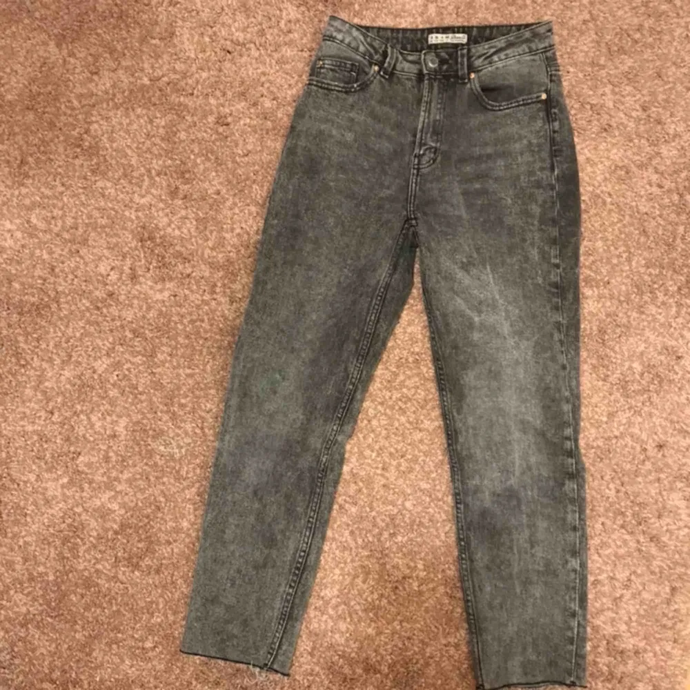 HELT nya straight leg byxor med hög midja. Exakt likadana jeans som i första bilden fast annan färg.🌟Har alldeles för många jeans så tyvärr får dessa åka ut😢 . Jeans & Byxor.