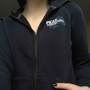  - En mjukiströja från peakperformence. Saknar band och dragkedjan är lite trasig (se bilden) men den funkar jättebra endå! Kan mötas upp i Örebro eller så står köparen för frakt🥰