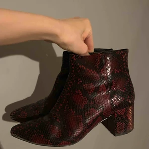  - Super snygga Ormskinn bootsen i vinröda från &Other Stories, stol 38, bra skick, använde några gånger, äkta läder, nu 270 kr