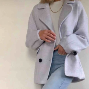  - Trendig ljusblå kappa. Köpt för 699:- Använd ett få antal gånger 💕 