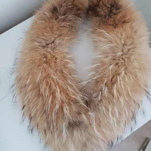  - Äkta pälskrage med klämma. Oanvänd. Nypris 1299 kr