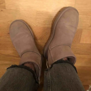  - Ljusrosa uggs! Använda några gånger men ingenting som märks! Hör av er för frågor!