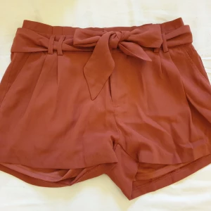  - Rostfärgade shorts från Newyorker. Aldrig använda. Frakt tillkommer! 