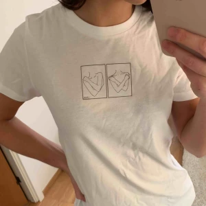  - HELT NY T-shirt ur vår kollektion FORM. En enkel vit t-shirt med helt unikt tryck, som du kan stylea hur som helst! 