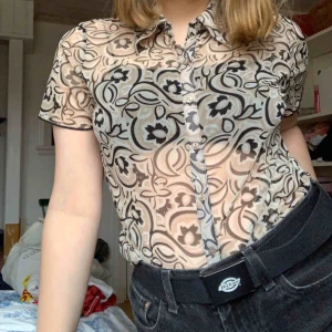  - Meshskjorta med 70-taldmönster Märkt i L men passar mer som S Fri frakt!