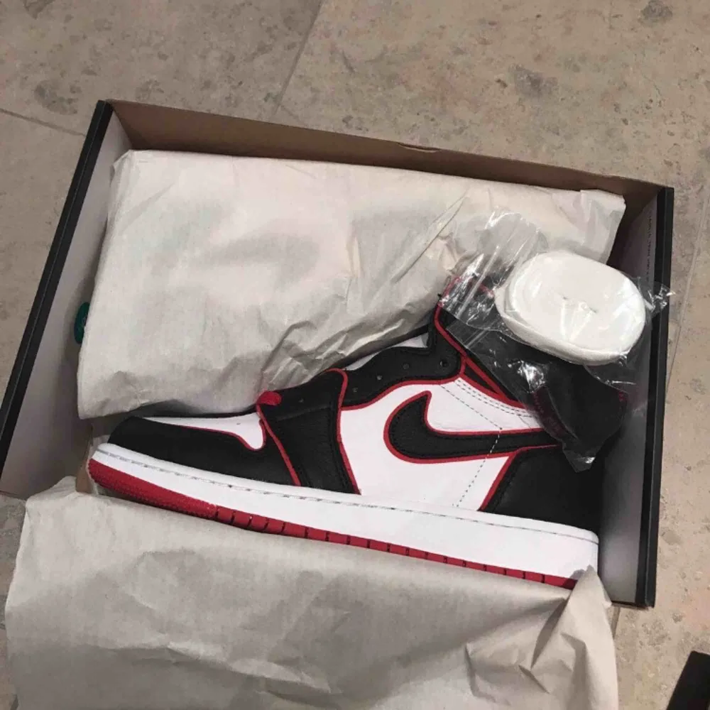 Helt nya i Jordan 1 black/red i original kartong. Storlek 41- 1900kr. Skor.