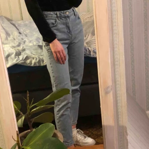  - Mom-jeans från bershka, så fina och knappt använda🦋 storlek 34 (xs) men skulle säga att de passar S i midjan.  de sitter löst på mig som då i vanliga fall har 34 pris 120kr + frakt🦕