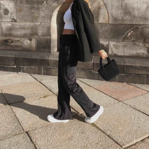  - Svarta manchesterbyxor från Zara i storlek S. Superfin passform med utsvängda ben, sparsamt använda och i fint skick. 