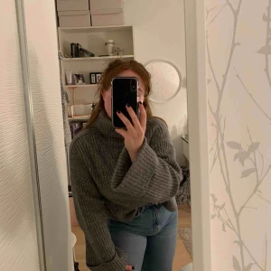  - En stickad grå tröja från Gina! Lagom använd men ser ut som ny! Är extrem skön och värmer nu på vinter och hösten! Frakt betala köparen❤️