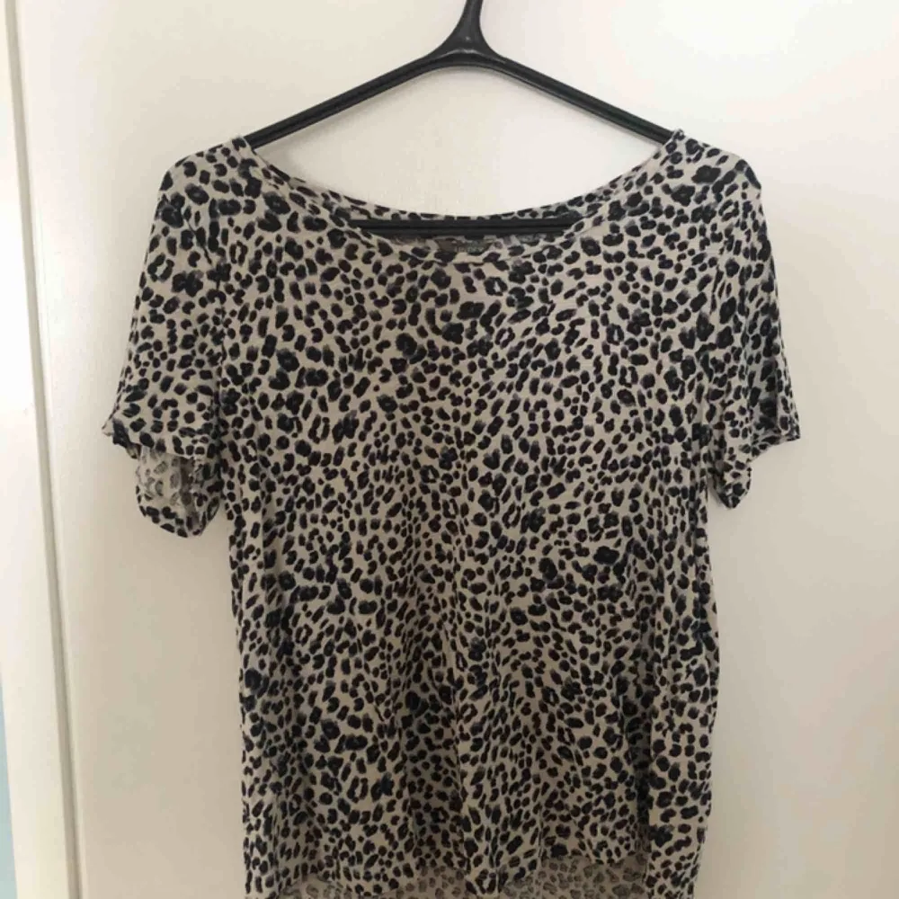 Leopard t-shirt i nyskick! Endast använd 2 gånger. Köparen står för eventuell frakt 🥰. T-shirts.
