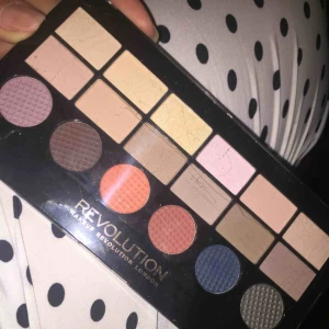  - Ny eyeshadow palette från revolution  Frakt tillkommer på 10kr📦 Mitt pris som gäller ✅ 