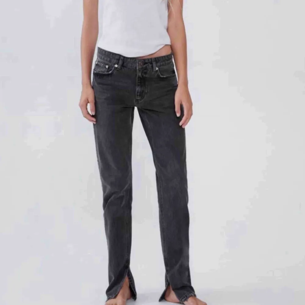 Intressekoll!!! Säljer dess super snygga jeans (slutsålda) från zara. Aldrig använda, alla lappar kvar🥰🤩. Jeans & Byxor.