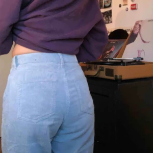  - Ljusblå manchesterbyxor från UrbanOutfitters. nästintill oanvända, bara lite smuts på en av bakfickorna (syns på sista bilden). Riktigt bekväma!  köparen står för frakt 