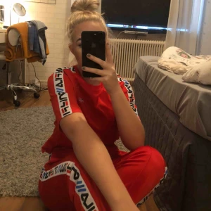  - Coolt och snyggt sett från FILAxJunkyard som knappt är använd, storlek M på båda delarna. Byxorna har snöre i midjan så man kan ställa dom precis hur man vill🤩  Finns inte längre att köpa 